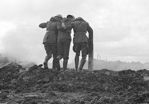 Männer verlassen das Schlachtfeld im Ersten Weltkrieg