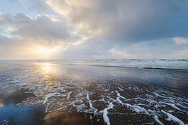Lines, heftiges Wetter und niederländischer Himmel. von Guido Graas