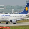 Lufthansa Boeing 737-500 passagiersvliegtuig. van Jaap van den Berg