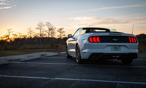 Ford Mustang bij zonsondergang