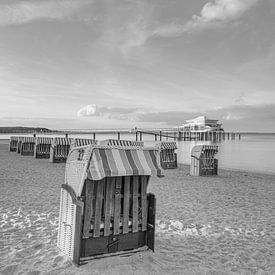 Chaises de plage à Timmendorfer Strand noir et blanc sur Michael Valjak
