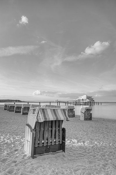 Strandkörbe am Timmendorfer Strand schwarz-weiß von Michael Valjak