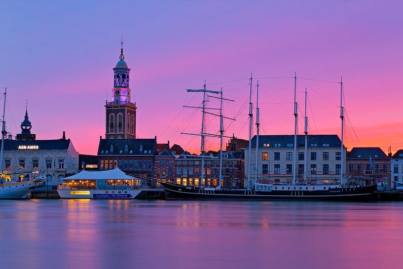 Klokkentoren Kampen tijdens paarse zonsondergang van Anton de Zeeuw