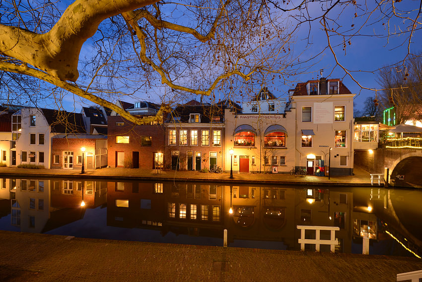 Twijnstraat aan de Werf on the Oudegracht in Utrecht by <span class="secondary-font">Donker Utrecht</span>