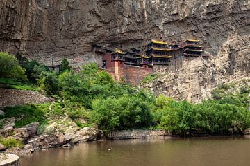 Het Xuankong Si hangende klooster bij Datong in China van Roland Brack