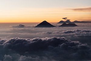 Vulkane über den Wolken von Joep Gräber