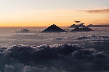 Les volcans au-dessus des nuages sur Joep Gräber