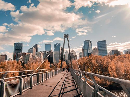 Photo d'automne du paysage urbain de Calgary avec le pont et les gratte-ciel.