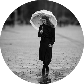 Rotterdamse Reflectie | Zwart-Wit Mode op het Museumplein