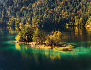 Insel auf dem Eibsee am Morgen im Herbst