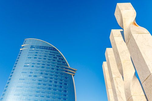Close up van het 'vier balken van de Catalaanse vlag' kunstwerk, tegen een blauwe achtergr