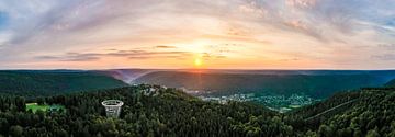 Bad Wildbad in het Zwarte Woud bij zonsopgang van Werner Dieterich