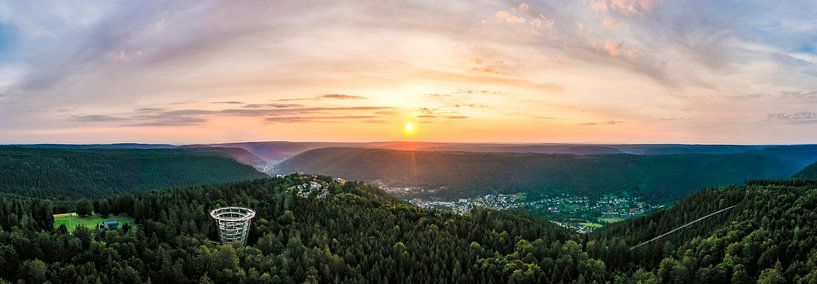 Bad Wildbad in het Zwarte Woud bij zonsopgang van Werner Dieterich