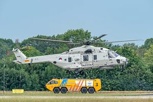 Niederländischer NH-90 mit Schlepptender im Hintergrund.