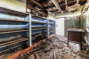 Verfallener Raum mit Regalen und Tisch - Lost Place Alter Flugplatz Rangsdorf