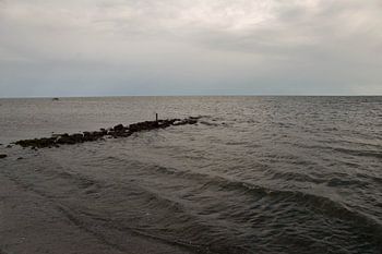 Steinreihe im Meer
