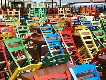 Kleurige stoelen by Arno Smits