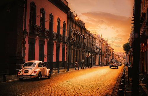 VW Kever in de straten van Puebla van Loris Photography
