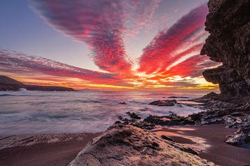 Farbenprächtiger Sonnenuntergang an der Küste von Markus Lange