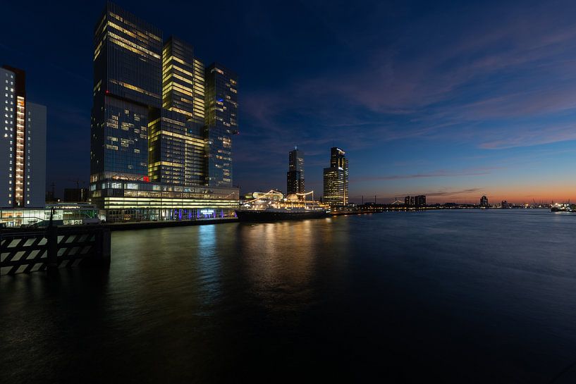 Skyline Rotterdam bij Nacht van Brian Morgan