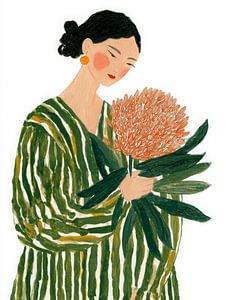 Frau in grün gestreiftem Kleid mit orangefarbenem Blumenstrauß