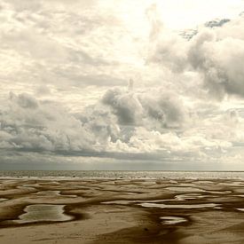 large beach with sormy clouds, lonely man von Alexander Baumann