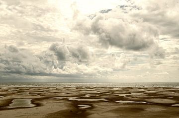 groot strand met grijze wolken, eenzame man van Alexander Baumann