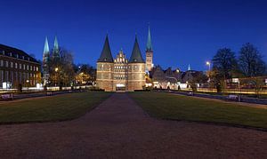 Lübeck Holstentor zur blaue Stunde