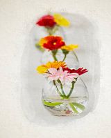 Aufgereihte Blumen auf einem Tisch in Aquarell