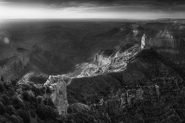 Le Grand Cannyon au lever du soleil en noir et blanc. sur Manfred Voss, Schwarz-weiss Fotografie