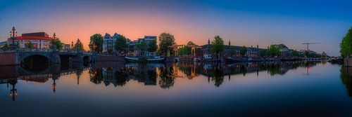 Uitzicht op de Amstel (oostkant) en de Walter Süskindbrug in Am