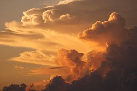 Wolken Feuer von Sven Wildschut