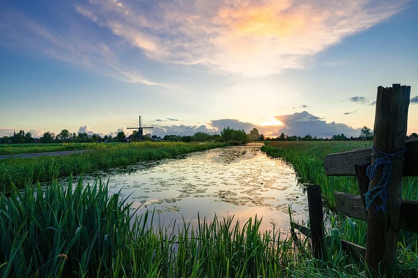 Polderlandschaft Graben mit Morgenrot von Coen Weesjes