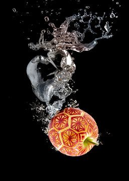 Apfel im Wasser von Alex Neumayer