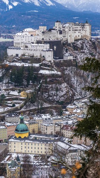 Schloss und Straßen von oben in Salzburg, Österreich von Jessica Lokker