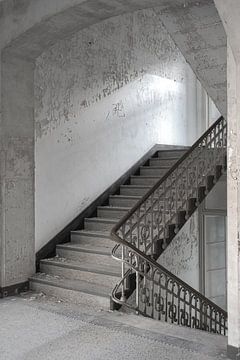 Escalier dans un vieux monastère rubex sur Martine Stevens