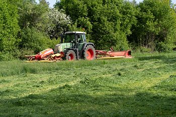 De grasmaaier, het grote gevaar voor de reekalfjes.