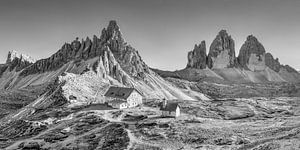 Dolomiten mit den drei Zinnen in schwarz-weiß