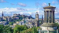 Edinburgh cityscape met Dugald Stewart Monument, old town en new town