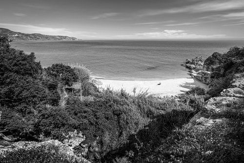 Eenzaam strand in Andalusië aan de Costa Del Sol in zwart-wit