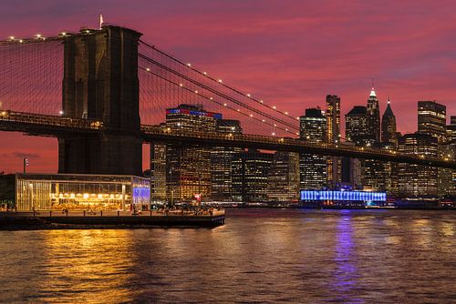 Skyline of Manhattan and Brooklyn Bridge at sunset, New York, USA