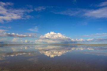 Stormwolk nadert eiland Texel boven de Noordzee