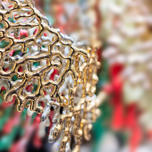 Gros plan de la conception moderne collier d'or par Tony Vingerhoets