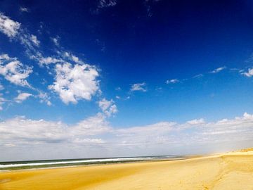 Schöner Strand mit blauem Meer auf dem Hintergrund von Armand Baptiste