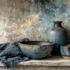 Dunkles Keramik-Stillleben in Blau-Grau und Erdtönen von Joriali Fine Art