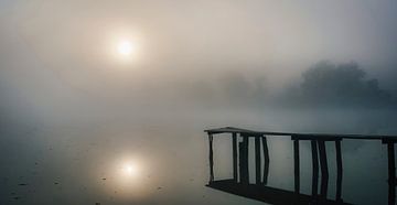 Ochtendnevel boven de plas, Bosnië-Herzegovina van Rietje Bulthuis