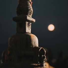 Tempeltje bij Swayambhunath bij volle maan in Kathmandu, Nepal van Ayla Maagdenberg