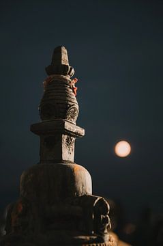 Tempeltje bij Swayambhunath bij volle maan in Kathmandu, Nepal van Ayla Maagdenberg