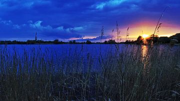 Zonsondergang met een krachtige kleur. van Laura van Grinsven