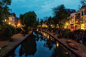 De Oudegracht in Utrecht vanaf de Vollersbrug met in de verte de Domtoren (kleur)